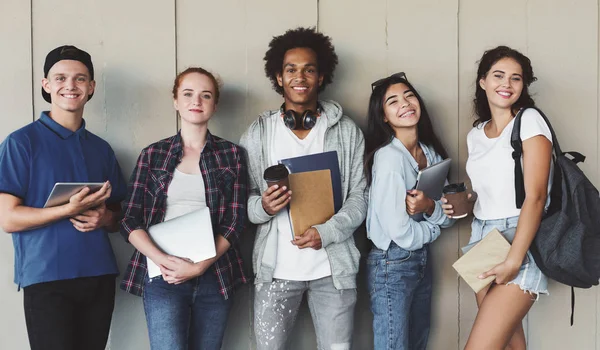Birlikte duran çok ırklı genç öğrencilerden oluşan bir grup — Stok fotoğraf