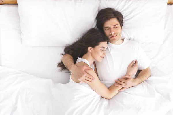 Amare coppia dormire a letto e abbracciare — Foto Stock