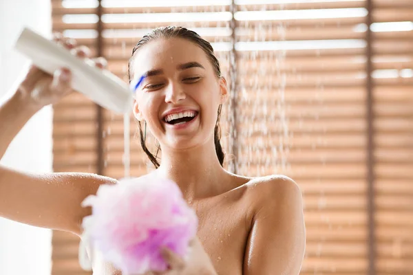 Millennial mulher tomando banho, colocando gel na esponja — Fotografia de Stock