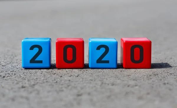 Blocs de bois rouge et bleu avec texte 2020 sur asphalte — Photo