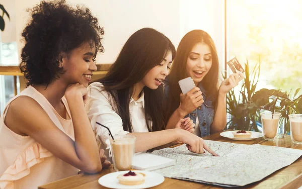 Schüler entscheiden sich für Fahrkarten mit Smartphone und Kreditkarte — Stockfoto