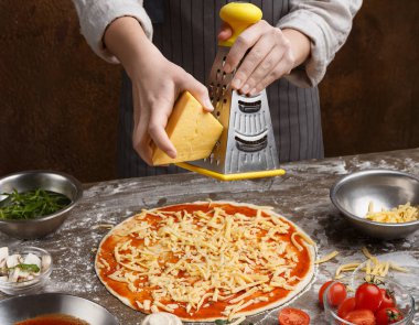 Pizza Hazırlama. Şef Rende Üzerine Peynir Sürtünme