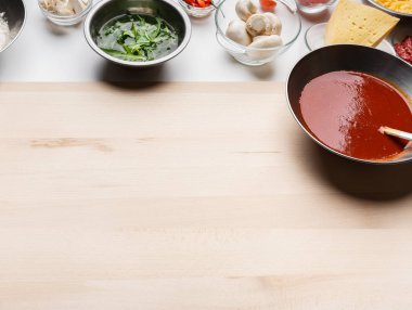 Pizza Pişirme Arka Plan. Malzemeler Ve Kaselerde Sos