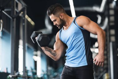 Güçlü vücut ağır halter kaldırma ile Kas sporcu