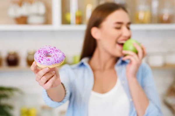 Egészséges táplálkozás. Lány elutasította szemét élelmiszer, kiválasztása Fresh Apple — Stock Fotó