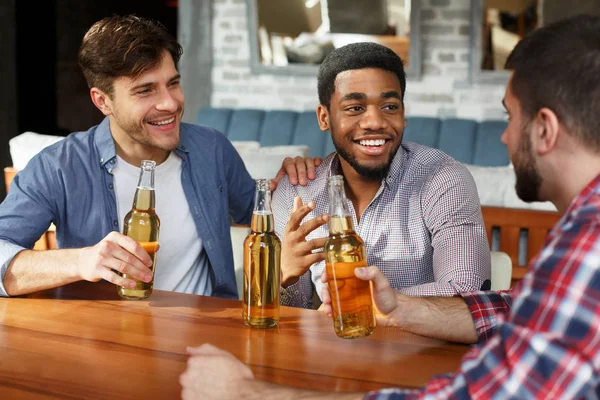 Beste vrienden ontmoeten en het drinken van bier in staaf — Stockfoto