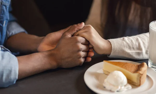 Jeune couple afro-américain tenant la main ensemble à une date romantique — Photo