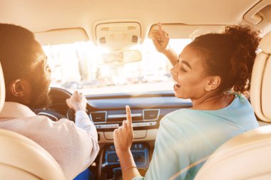 Journey keyfini çıkarın. Arabada Müzik Dinleyen Çift