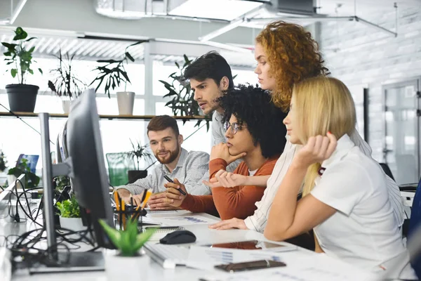 Equipo joven analizando nueva información, mirando el ordenador — Foto de Stock