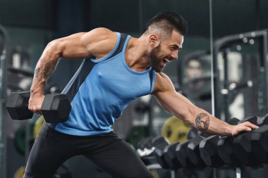 Atlet halter kaldırma, spor salonunda ekipman rafegzersiz