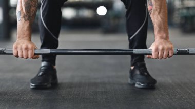 Barbell katta ve mans elleri üzerinde