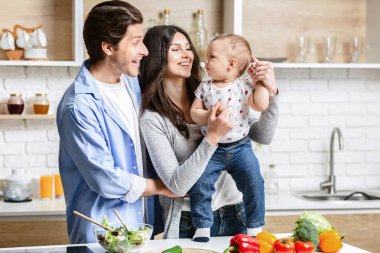 Bebek mutfakta sebze salatası hazırlama ile mutlu aile