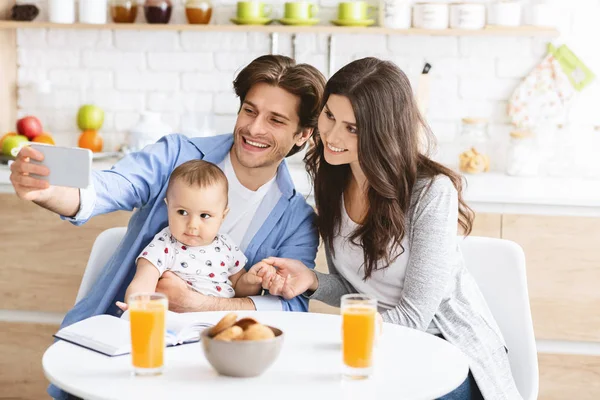 Mère père et fils prendre selfie sur smartphone — Photo