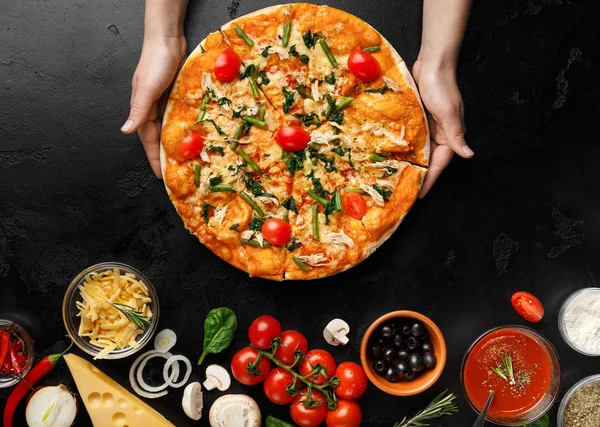 Heiße Pizza mit Spargel und Kirschtomaten, Zutaten rund um — Stockfoto