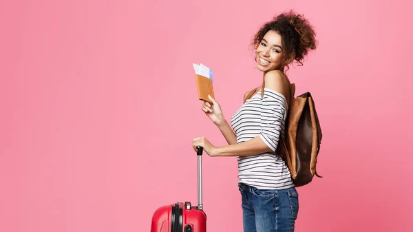 Cestování v zahraničí. Šťastný Afro žena s pasem — Stock fotografie