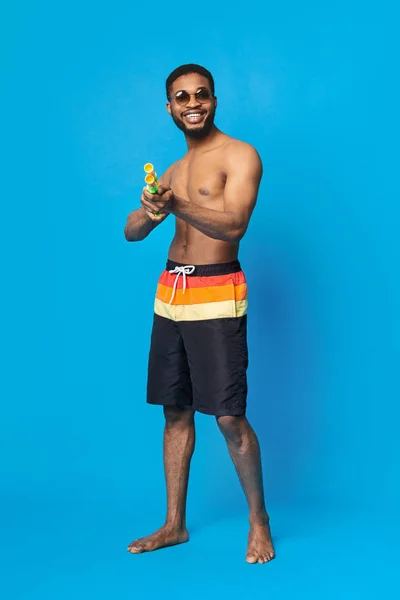 Afro-americano en traje de baño disparando a la cámara —  Fotos de Stock