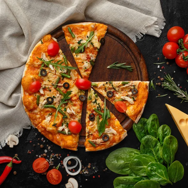 Plasterek pizzy z pomidorami cherry i rocked Sałatka — Zdjęcie stockowe