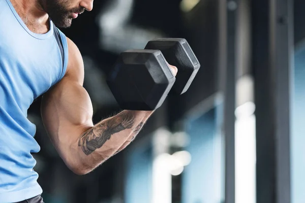 Atleta muscular fazendo exercício de força para bíceps com haltere — Fotografia de Stock