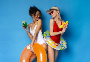 Mayo Kokteyl ve Su Tabancası Oyunu Zevk Çeşitli Girlfriends