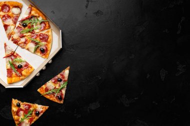 Siyah Arka Plan Üzerine Pepperoni Pizza Dilimleri, Üstte Görüş