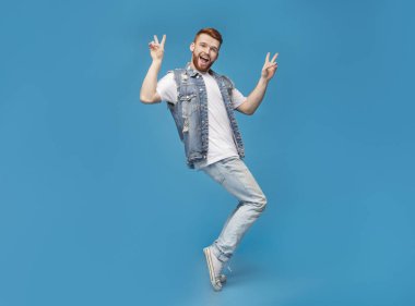 Barış jesti gösteren ve parmak uçlarında duran harika adam