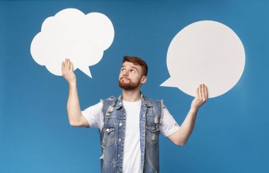 İki konuşma baloncuğu arasında karmaşık bir seçim yapan genç adam.