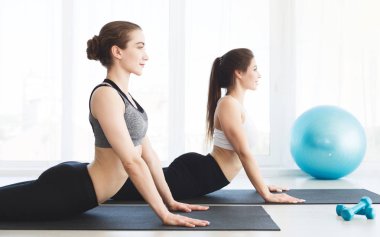 Kobra poz ayakta iki genç atletik kız