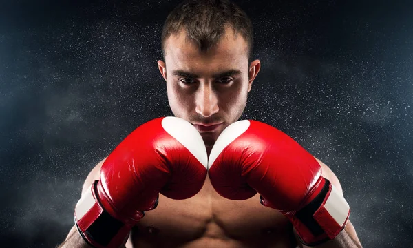 Uzavřete portrét sebevědomého boxera s červenými rukavicemi v blízkosti obličeje — Stock fotografie
