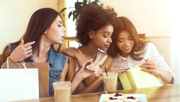 Tres amigas sentadas en la cafetería con bolsas de compras — Foto de Stock