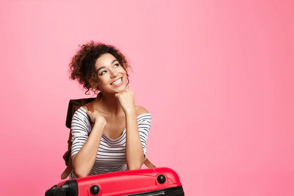Droomreis. Afro meisje denken over vakantie, roze achtergrond — Stockfoto