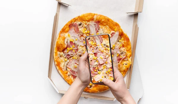 Blogueur faisant la photo de la pizza dans la boîte de livraison — Photo