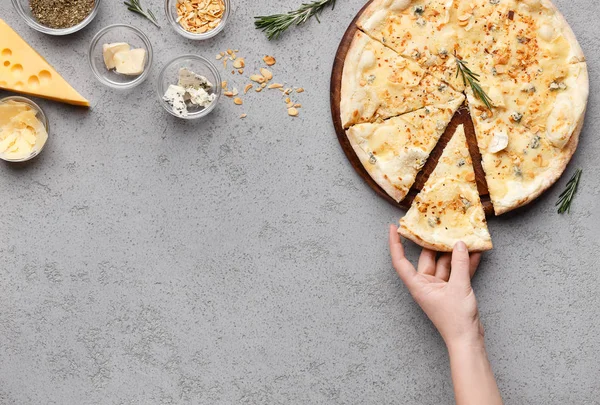 Mädchen nimmt Stück kitschige Pizza, Draufsicht — Stockfoto