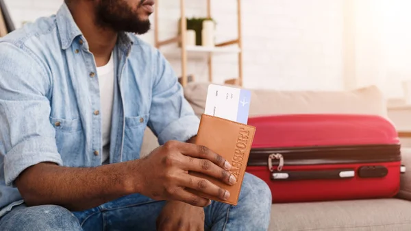 Hombre afroamericano mostrando pasaporte y entradas, Panorama — Foto de Stock