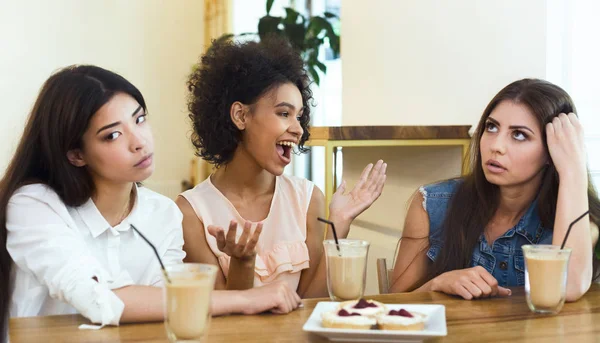 Раздражающий болтливый друг, сидящий в кафе с девушками — стоковое фото