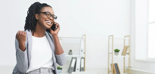 Opgewonden Afrikaanse vrouw praten over telefoon vieren succes — Stockfoto