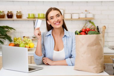 Online Bakkal Alışveriş. Kredi Kartı ve Laptop ile Kadın