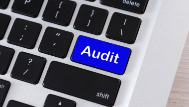 Bilgisayar tuş takımı üzerinde word Audit ile mavi düğme
