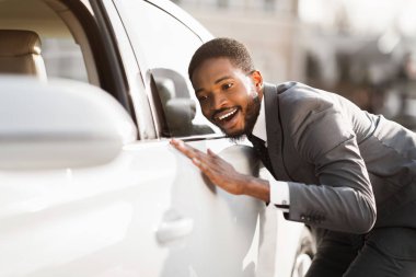 Araba Satışı. Mutlu Afro Man Touching Yeni Otomatik