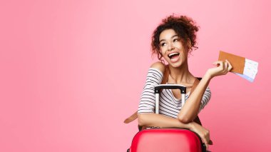 Heyecanlı Kız Kenara Bakıyor ve Bilet Tutuyor