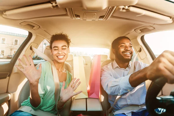 Casal feliz dirigindo casa depois de fazer compras no shopping — Fotografia de Stock