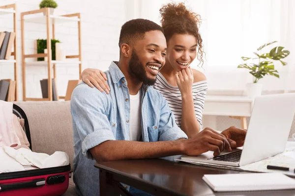 Afro-amerikanska par söka tur online på laptop — Stockfoto