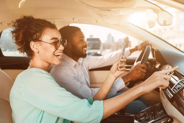 Coppia afroamericana che utilizza il sistema di navigazione, guida di auto — Foto Stock