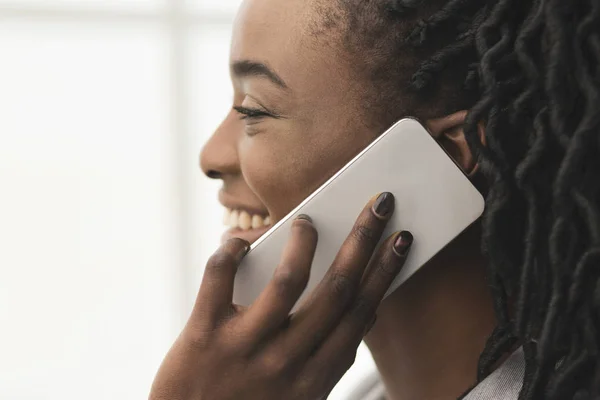 Afrikaanse zakenvrouw praten op smartphone, pauze — Stockfoto