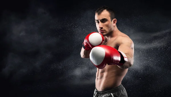 Joven boxeador confiado de pie en pose y listo para luchar —  Fotos de Stock