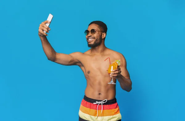 正的黑人男子在泳装采取夏季自拍手机 — 图库照片
