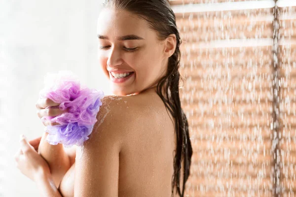 Mujer duchándose con exfoliante, tomando una ducha fresca —  Fotos de Stock