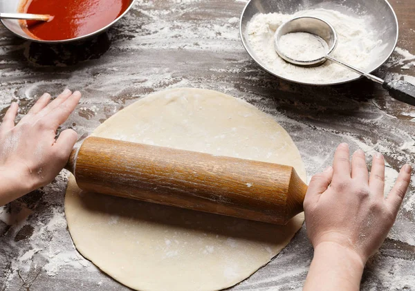 Pizzaiolo Rolling Dough Para Pizza Redonda, Primer plano —  Fotos de Stock