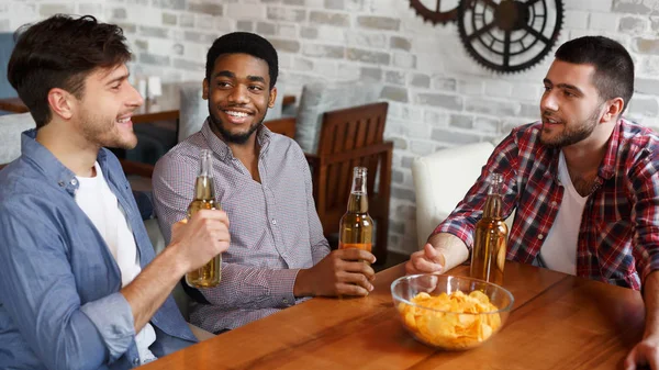 Mannen rusten in Bar, chips eten en bier drinken — Stockfoto