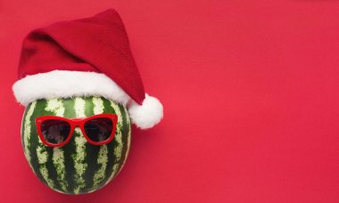 Santa şapka ve güneş gözlüğü çizgili karpuz