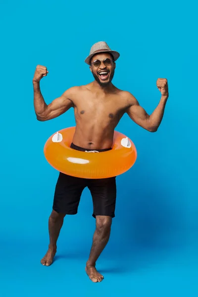 Mutlu siyah adam şişme halka tatil zevk — Stok fotoğraf